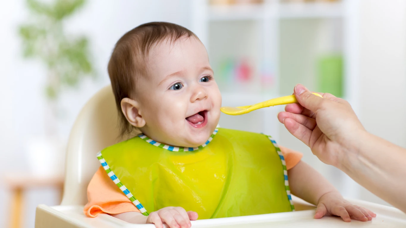 Baby bekommt etwas zu essen